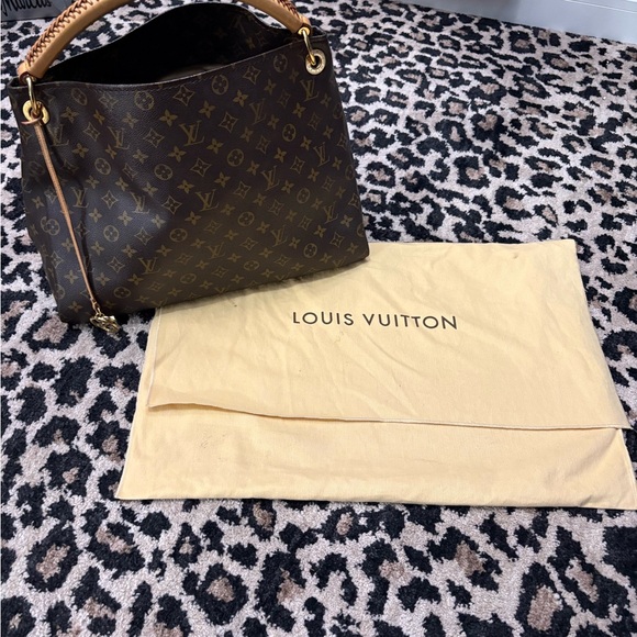 Great Condition Louis Vuitton Artsy MM Monogram with LV charm attachment! - Picture 6 of 7